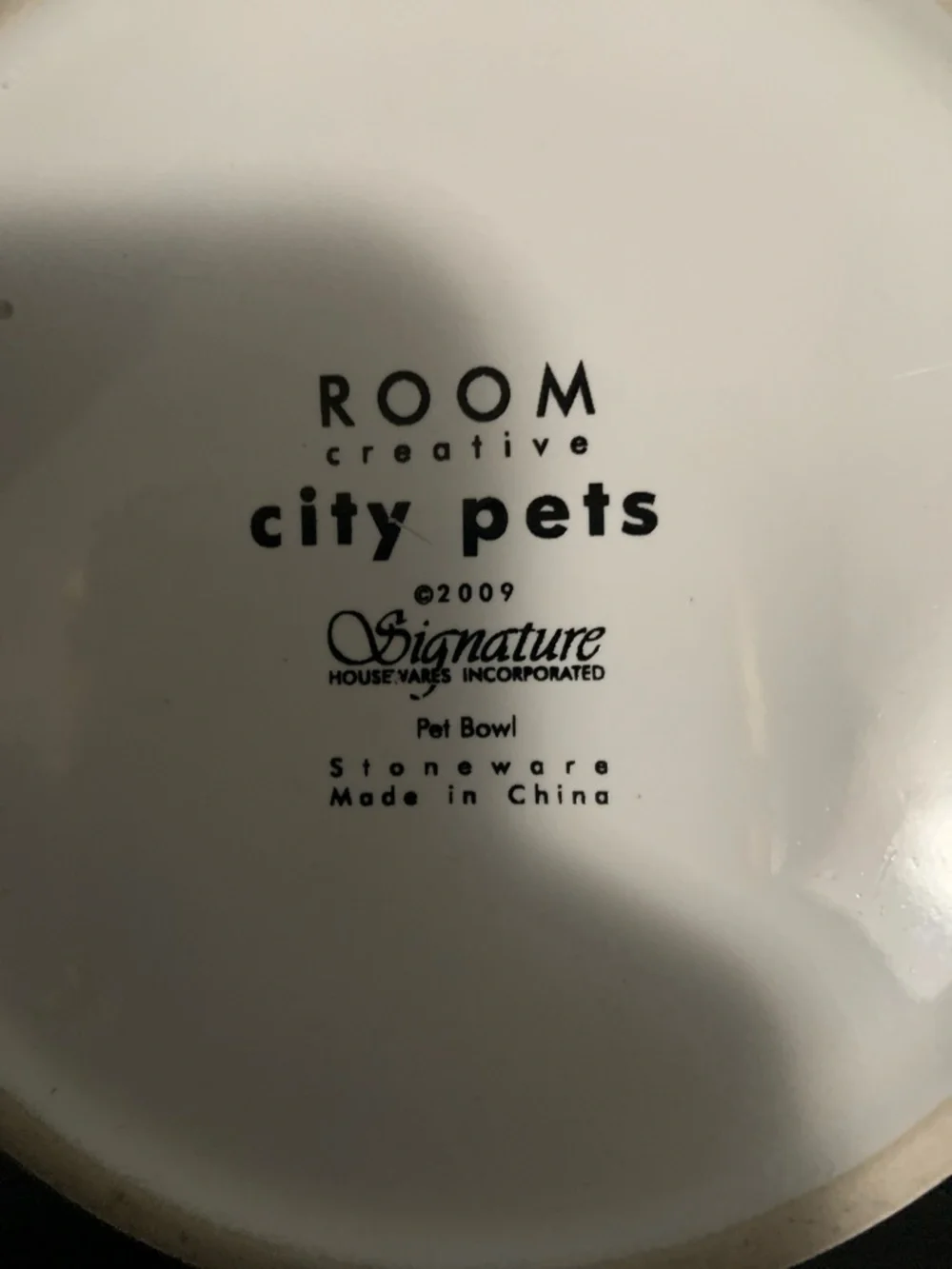 Pet bowl with whimsical city cats design